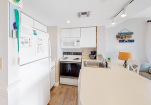 Second-floor condo with pool, hot tub, ocean view, fast WiFi & central AC in Fort Morgan