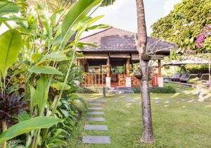 Spacious 4BR Private Estate w-Big Garden and Pool Central Seminyak in Seminyak