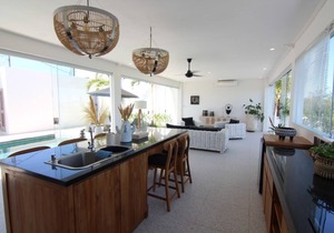 Villa SisSa, Deluxe Villa with Rooftop Lounge, 5 mins drive to beaches nearby.