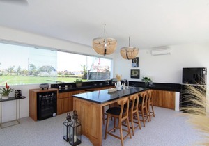 Villa SisSa, Deluxe Villa with Rooftop Lounge, 5 mins drive to beaches nearby.