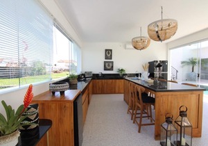 Villa SisSa, Deluxe Villa with Rooftop Lounge, 5 mins drive to beaches nearby.