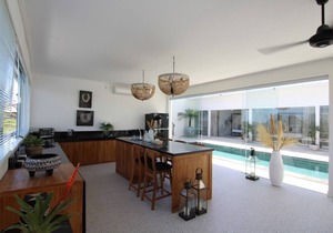 Villa SisSa, Deluxe Villa with Rooftop Lounge, 5 mins drive to beaches nearby.