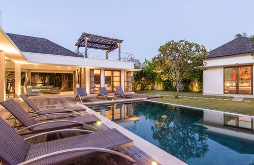 Umalas Villa | 4 Bedroom Cozy Tropical House in Umalas