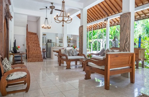 Sunset Road Villa | Bright and Quiet Villa for 6 people. Close to Shops in Seminyak