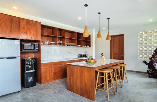 Batu Bolong Villa | Charming 4-bedroom Villa Serena Lux