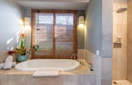 Batubelig House | Huge Bungalow Pool View room, 2 minutes walk to the Beach