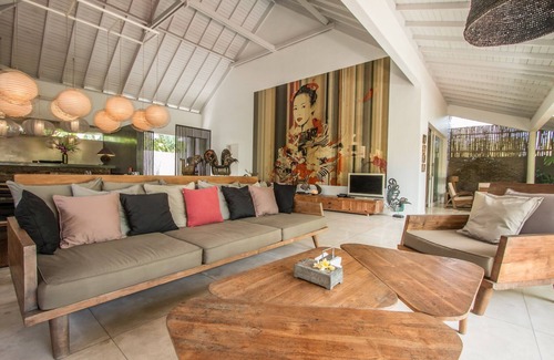 Umalas Villa | La Banane, 4 Bedroom Villa+Cook, Peaceful Tranquility, 5 mins from Seminyak.
