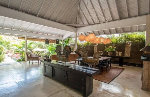 Umalas Villa | La Banane, 4 Bedroom Villa+Cook, Peaceful Tranquility, 5 mins from Seminyak.