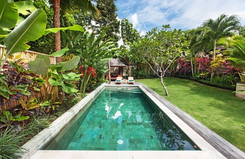 Batubelig Villa | LIVELY! 3BR Villa - 4Min Walk To Seminyak Beach! W/Private Swimming Pool!