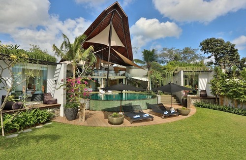 Babakan Villa | Luxury 4BR Villa, Canggu - Surrounded By Rice Fields! - 7Mins From Echo Beach!