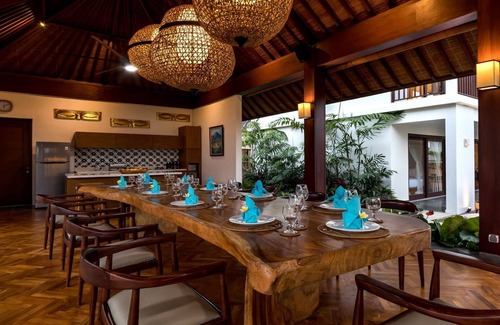 Berawa Villa | Luxury 7BR villa - Minutes away from the beach AND famous FINNS beach club!