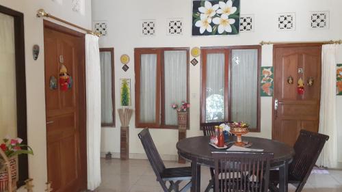 Pecatu Bed & Breakfast | Made Roejas Family