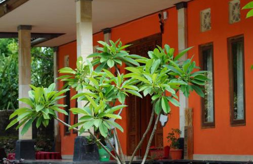 Pecatu Bed & Breakfast | Made Roejas Family
