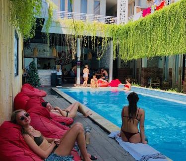 Batu Bolong Hostel | Mojosurf Camp Canggu
