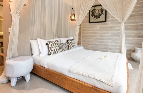 Kerobokan Villa | Peaceful 4 Bedrooms Private Pool Villas Rice Field View
