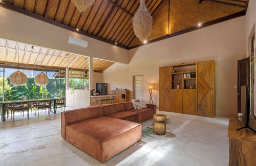 Berawa Villa | Spacious villa in Berawa, Canggu. Large & green garden, pool, AC and trampoline!