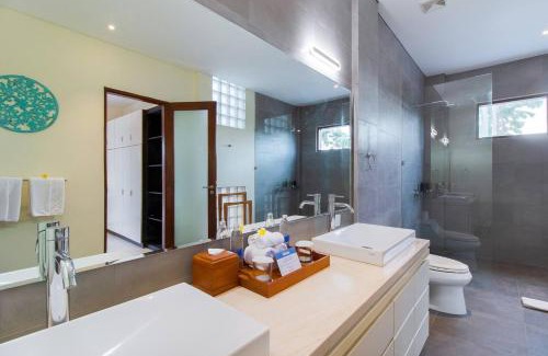 Petitenget Villa | Super Spacious, 6 Bed, Chef, Daily B'fast, 12 Pax