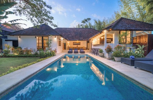 Petitenget Villa | 10-bedroom private estate in Seminyak, perfect for large groups, family gatherings, retreats, and celebrations. Enjoy daily breakfast, a private chef, airport transfers, complimentary massages, housekeeping, and a dedicated driver.