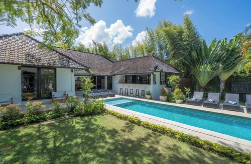 Petitenget Villa | 10-bedroom private estate in Seminyak, perfect for large groups, family gatherings, retreats, and celebrations. Enjoy daily breakfast, a private chef, airport transfers, complimentary massages, housekeeping, and a dedicated driver.