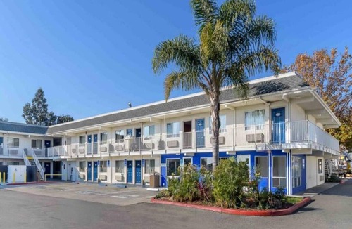Hayward Apartment | 2 Queen Beds | Micfridge