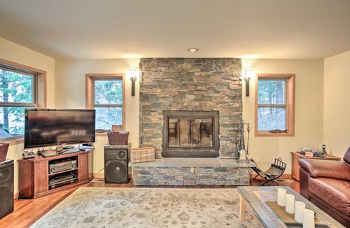 Leavenworth House | 2000-Square-Foot Home Across from Lake Wenatchee!