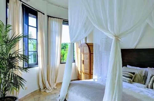 Petitenget House | 300 m² House ∙ 3 bedrooms ∙ 10 guests