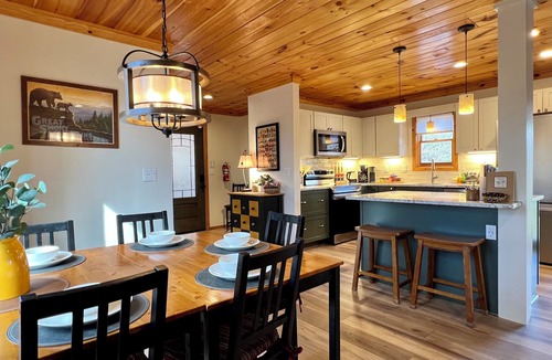 Pigeon Forge Cabin | 347 reviews ⭐️ Treehouse Views & Privacy! Awesome Updates Only 5 Min to Parkway