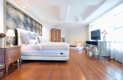 Tanjung Duren Utara Apartment | 4BR Cozy Tropical Retreat Penthouse