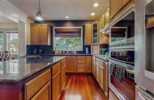 Enumclaw House | 4BR Enumclaw home-A/C-grill-fireplace-walk to town