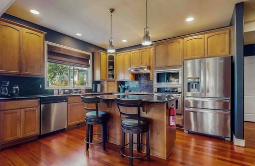 Enumclaw House | 4BR Enumclaw home-A/C-grill-fireplace-walk to town