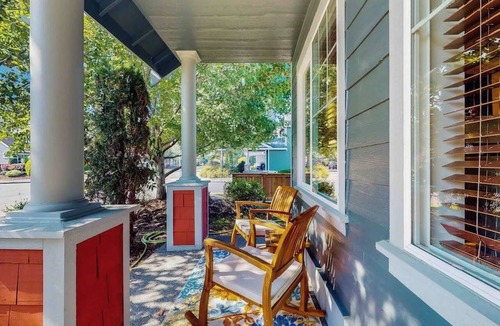 Enumclaw House | 4BR Enumclaw home-A/C-grill-fireplace-walk to town