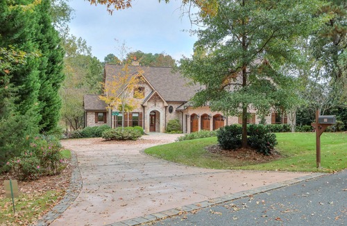Eatonton House | 5 King Beds!1 Queen,1 Full, 4 Twins, 5.5 Baths. Quiet Cove. Canoe,Kayaks,Bikes!