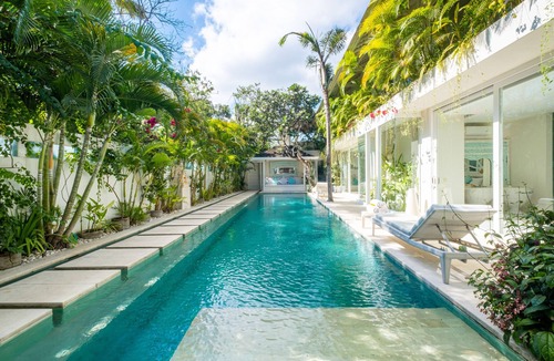 Berawa Villa | 5BR White Pool Villa, Close to Beach | Puro Blanco