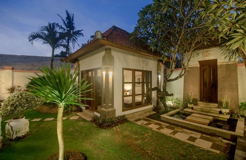 Nusa Dua Villa | 7-bedroom private estate in Nusa Dua. Accommodating up to 14 guests with flexible bedding arrangements. Includes daily breakfast, a private chef, airport transfers, complimentary massages, housekeeping, and a dedicated driver.
