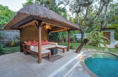 Central Seminyak Villa | 7-bedroom private estate in Seminyak, perfect for large groups and families. Accomodate up to 18 guests. Jasmina Estate includes daily breakfast, a private chef, airport transfers, complimentary massages, housekeeping, and a dedicated driver.