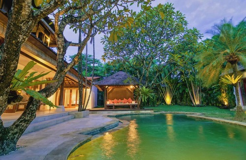 Central Seminyak Villa | 7-bedroom private estate in Seminyak, perfect for large groups and families. Accomodate up to 18 guests. Jasmina Estate includes daily breakfast, a private chef, airport transfers, complimentary massages, housekeeping, and a dedicated driver.