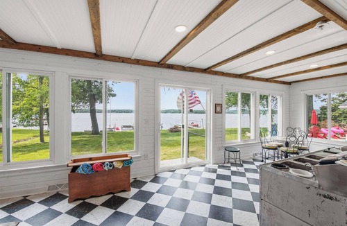 Colgate House | Adorable and completely renovated 4+ bedroom lake house on Pewaukee Lake, WI.