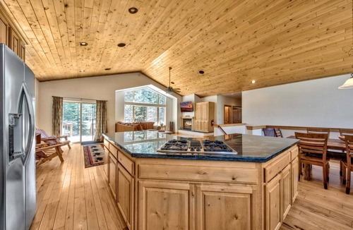 North Upper Truckee House | Alpine Family Adventure - Pets, BBQ, Games