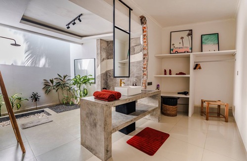 Batubelig Villa | Amazing Spacious Villa in North Seminyak