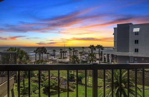 Galveston Condo | Amazing Sunsets! Sleeps 6! 3 pools!Dog friendly, great views!