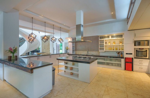 Berawa Villa | Beach Club House, 7 Bdrm, Close To Beach, Sunsets