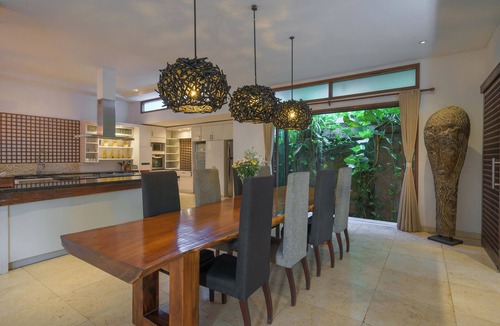 Berawa Villa | Beach Club House, 7 Bdrm, Close To Beach, Sunsets