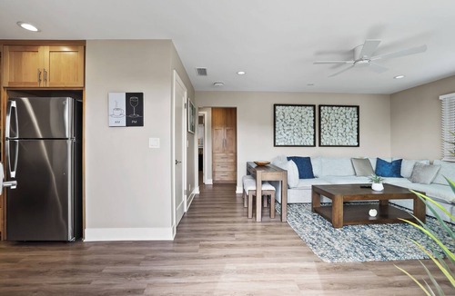 Old Towne Apartment | Beachfront 2-bed, 2-bath unit with AC in Seal Beach