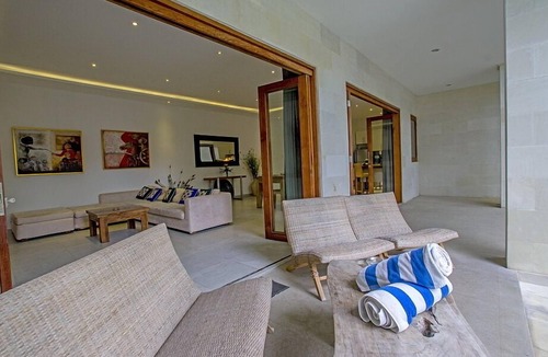 Laksmana Villa | Beautifully Designed Modern 3BR Villa, Seminyak - 5Min Walk To Eat Street!