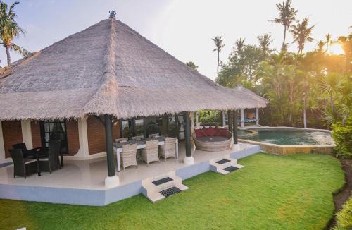 Dencarik Villa | Bundar - Superb beachfront villa with pool and staff!