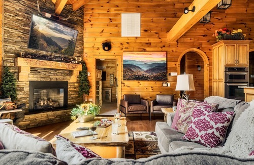 Sevierville Cabin | CADILLAC CREEK 6 BEDRMS LUX KITCHEN, 1950's GAME RM, BIG THEATER