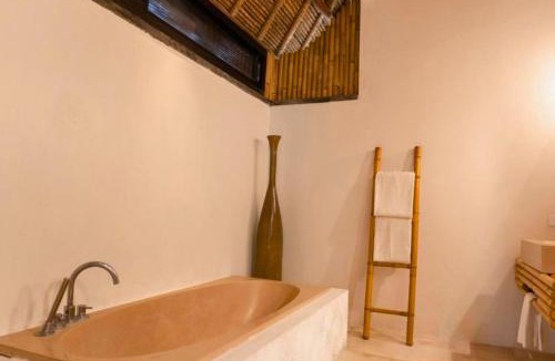 Munggu Villa | Cadudasa Beachfront 6 BR Private Pool Villa ZN127