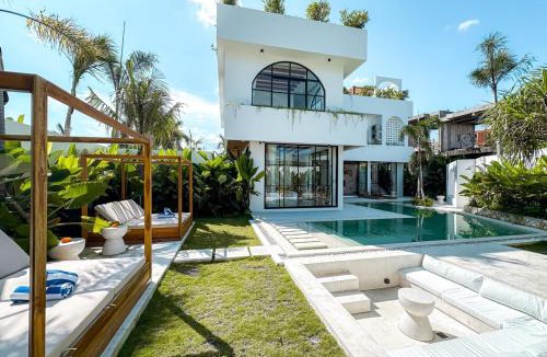 Tumbak Bayuh Villa | Casa Petak 11 - Luxury Haven with Jacuzzi, Rooftop & Tropical Vibes in Pererenan