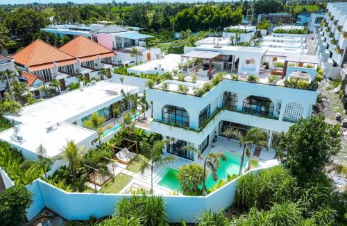 Tumbak Bayuh Villa | Casa Petak 11 - Luxury Haven with Jacuzzi, Rooftop & Tropical Vibes in Pererenan