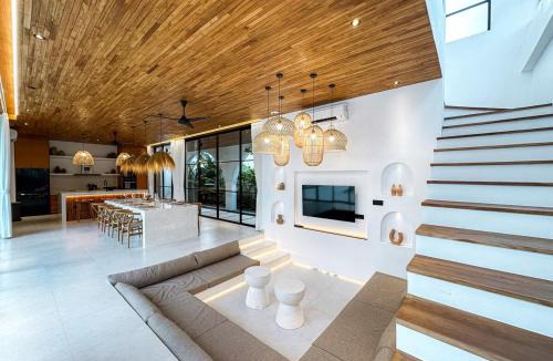 Tumbak Bayuh Villa | Casa Petak 11 - Luxury Haven with Jacuzzi, Rooftop & Tropical Vibes in Pererenan